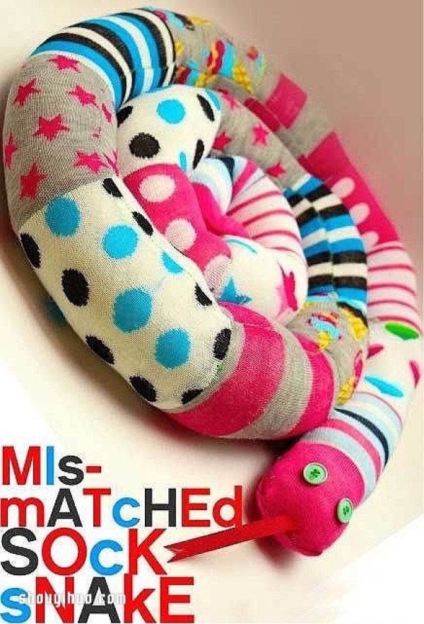 Use old socks to make dolls and DIY cute snake toys for children