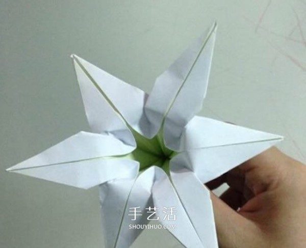 Illustration of how to fold paper lilies, step-by-step instructions for folding lilies