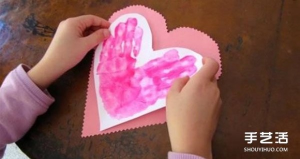 How to make a love greeting card, print all your hands and feet on it