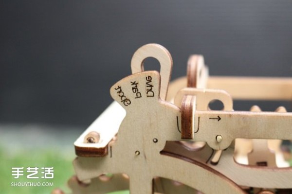 UGEARS self-propelled tractor model production uses rubber bands to generate power