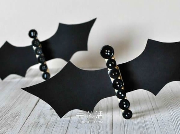 The tutorial for kindergarten to make handmade Halloween bats is simple and cute