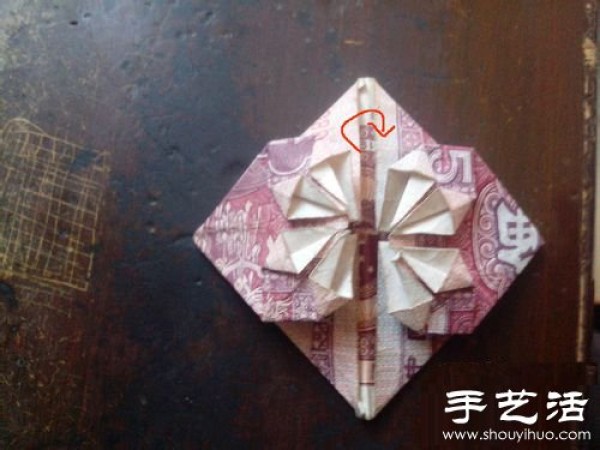 Illustrated tutorial on how to fold paper money