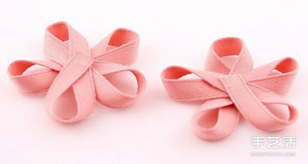 Cute ribbon flowers are handmade and decorated into hair hoops, very suitable for little girls