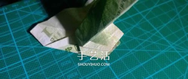 Illustration of the folding method of the hexagonal badge, origami hexagonal badge with one yuan bill