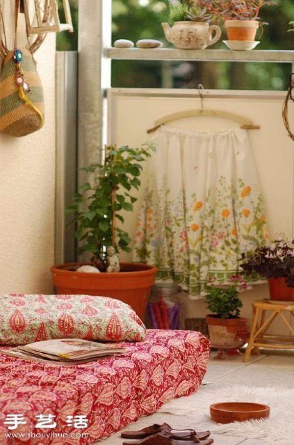 The warm home decorated by German girls with their own hands