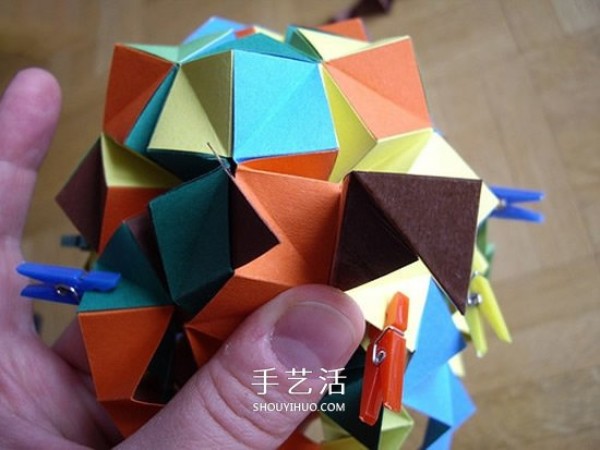 The steps of folding a paper ball and the picture of the detailed steps of origami balls