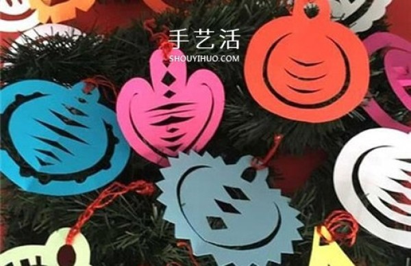 Illustration of how to make hand-cut paper Christmas balls in kindergarten