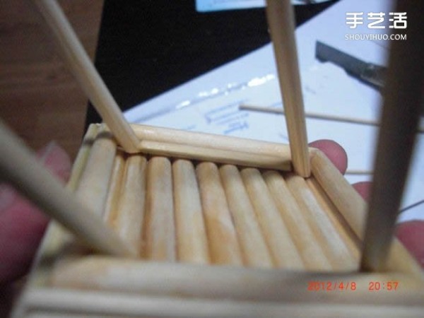 A detailed illustrated tutorial on making a model of the Eiffel Tower using chopsticks and bamboo skewers