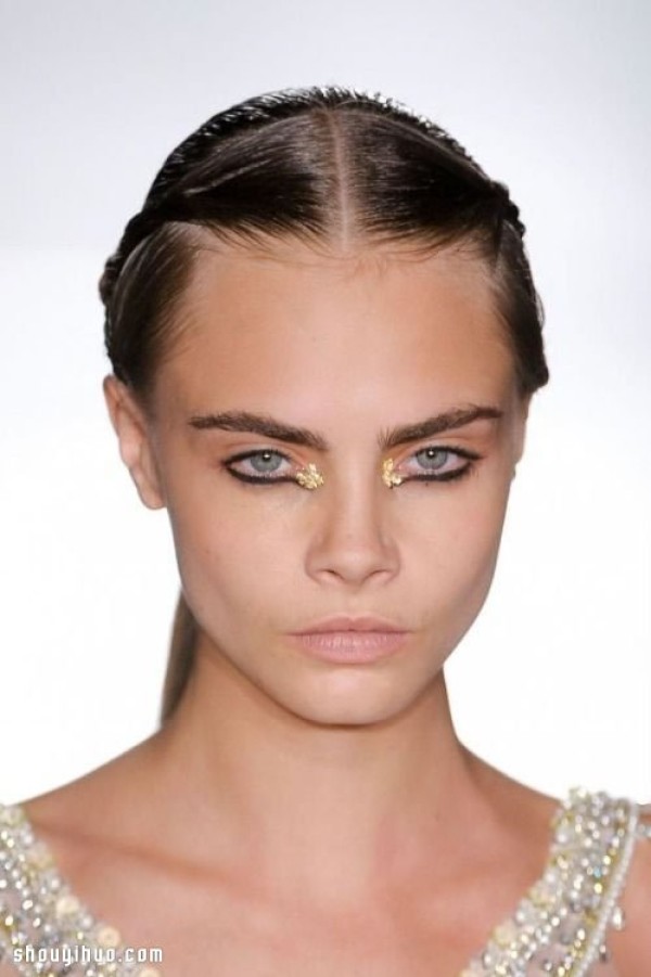 Year-end party must-haves: bold and eye-catching metallic eye makeup