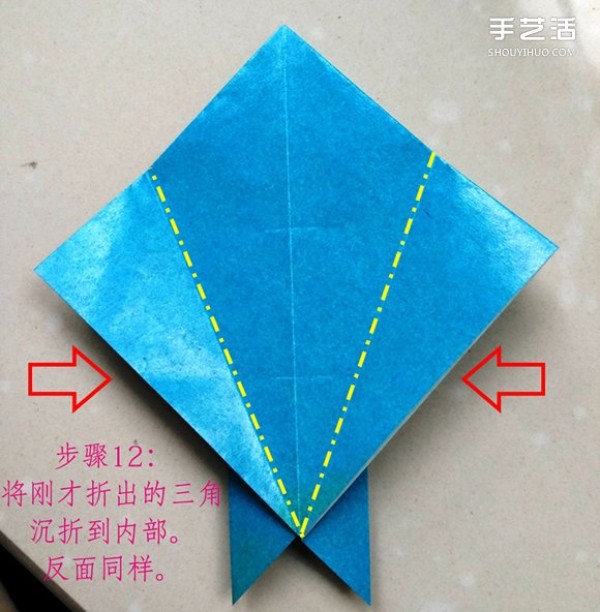 The folding method of the frog on the leaf illustrates the process of the frog on the origami leaf