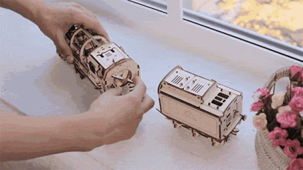 The little train is moving! Self-driven mechanical gear DIY model