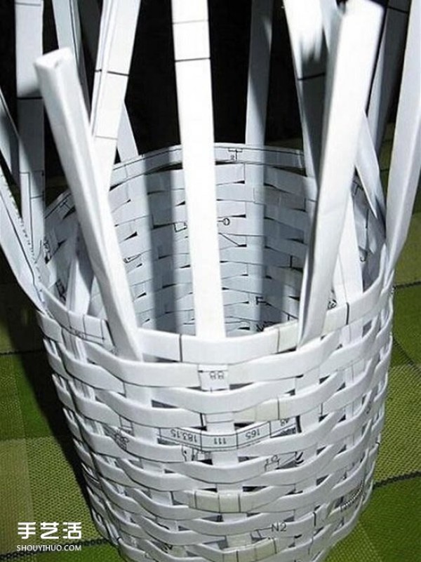 Illustration of how to weave a simple trash can and use waste paper to make a waste paper basket