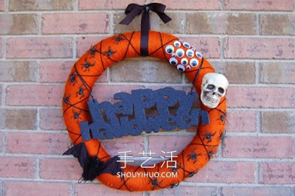 Illustrated tutorial on how to decorate a simple homemade Halloween wreath