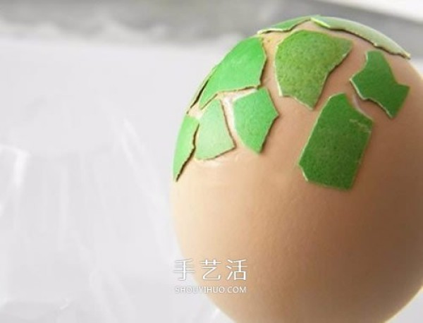 Handmade pictures of eggshell stickers are simple to post beautiful Easter eggs