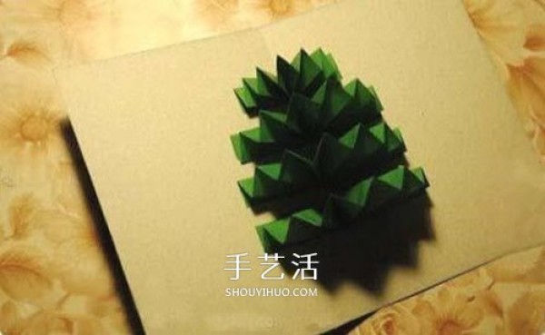 An illustrated tutorial on how to make a three-dimensional Christmas tree greeting card