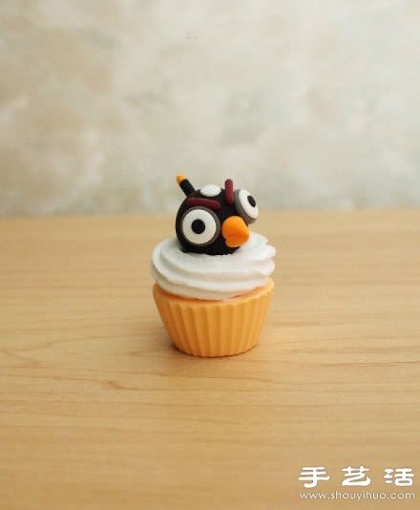 Polymer clay makes a super realistic "Angry Birds" cake