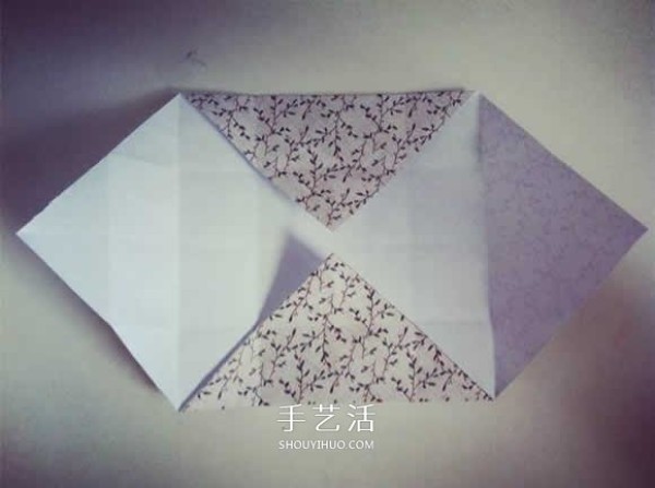 Illustrated folding of a square box with divided boxes and steps for origami with divided boxes