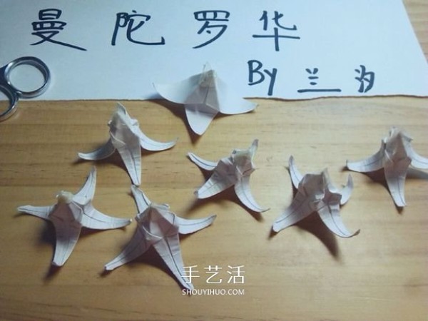 Illustration of folding method of Mandala flower, how to fold white Bana flower by hand