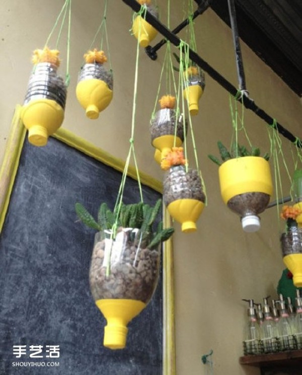 Plastic bottle waste uses DIY flower pots to make flowers and plants grow into the sky