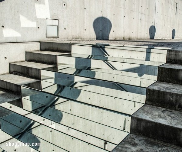 The mirage-like installation art desert and the blue sky in the mirror of high-rise buildings