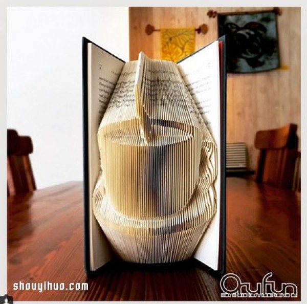 Origami inside the old book, people will be amazed by the creativity as soon as they open it