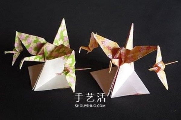 Illustration of how to fold the conjoined paper cranes to make three conjoined paper cranes from one piece of paper. Paper crane