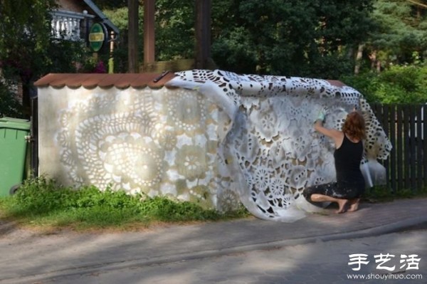 Lace pattern graffiti that beautifies the city