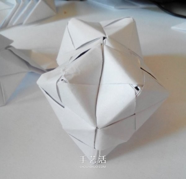 Illustration of folding a polyhedral cube, step-by-step diagram of origami cube