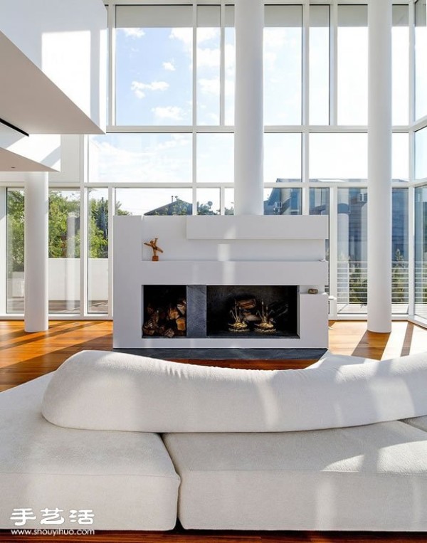 White villa decoration design that embraces the natural light of the harbor