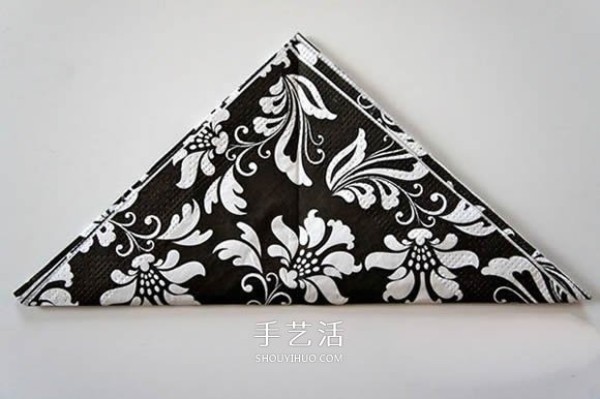 Illustration of a storage box for hand-made triangular flower-arranged napkins made from triangular napkins