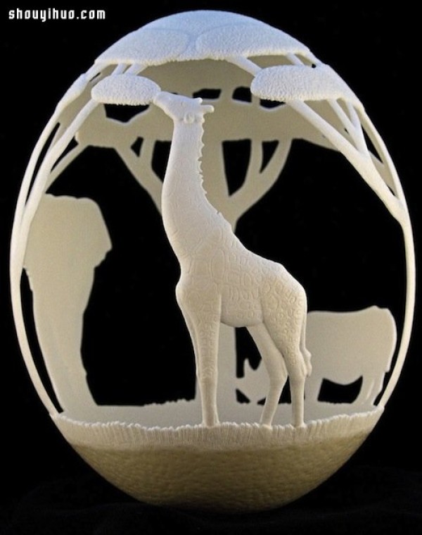 Ostrich eggs carve out delicate and three-dimensional African wild animals