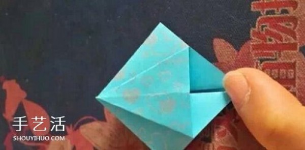 A piece of paper to fold a clover, the origami steps are very simple