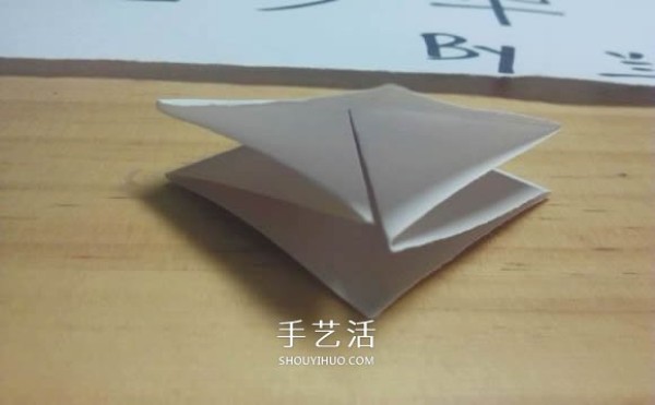 Illustration of folding method of Mandala flower, how to fold white Bana flower by hand