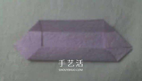 The origami method of praying lotus illustrates the folding steps of a simple lotus