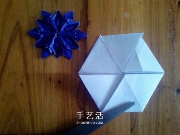 3D three-dimensional snowflake origami illustration, how to fold complex and exquisite snowflakes