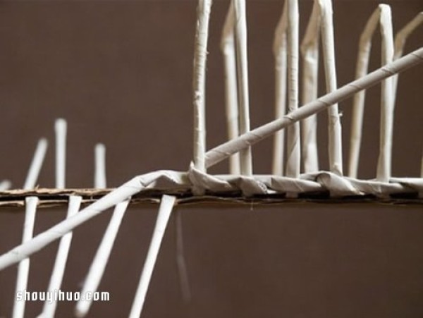 Use old newspapers and corrugated paper to weave to make a beautiful wedding car model