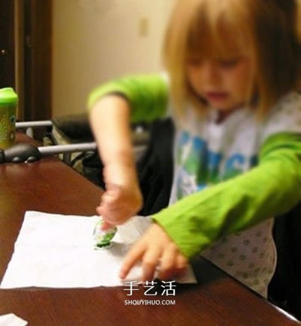 How to make ghost lollipops for toddlers, a simple Halloween lollipop DIY