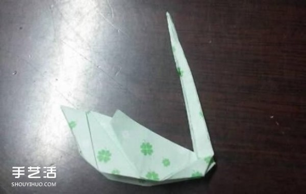 How to fold a swan by hand with an illustration of the origami steps of a simple swan