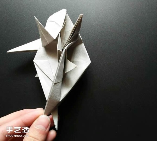 Super complex origami shark illustration, detailed steps for folding a three-dimensional shark