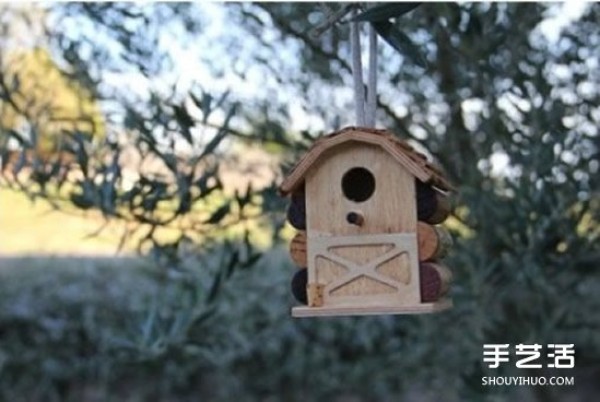 Use red wine bottle cork waste to DIY a cute dollhouse birdcage