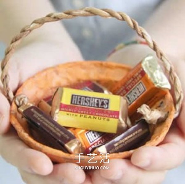 Disposable plastic bowl waste is used to make beautiful gift baskets by hand