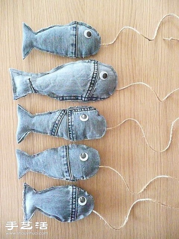 Jeans turned waste into treasures, handmade daily necessities