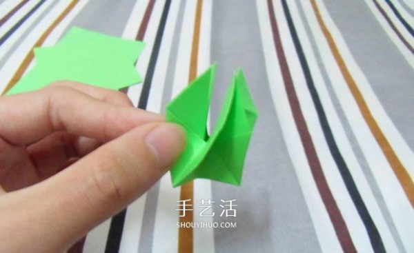 Tutorial on handmade origami flower holders can perfectly match Kawasaki roses