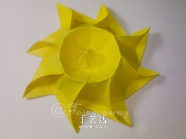 The warm sun in winter! Illustration of folding method of handmade origami three-dimensional sun