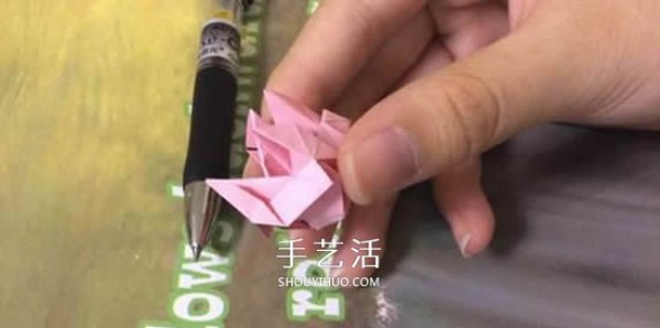 Tutorial on folding flowers on sticky notes with mini rose origami illustrations