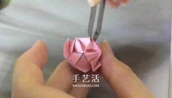 Tutorial on folding flowers on sticky notes with mini rose origami illustrations