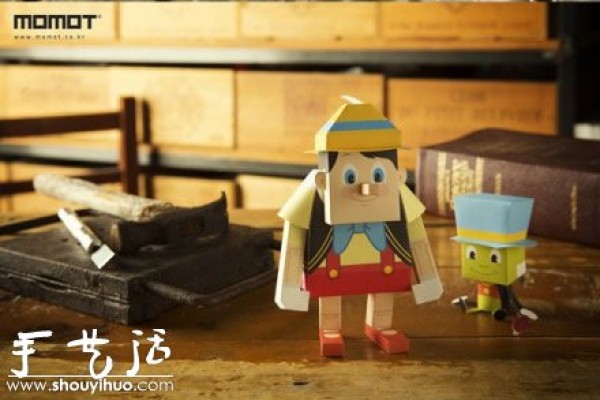 The square and square paper model of Disney animation characters