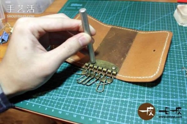 Handmade leather key bag making tutorial DIY key bag tutorial illustration