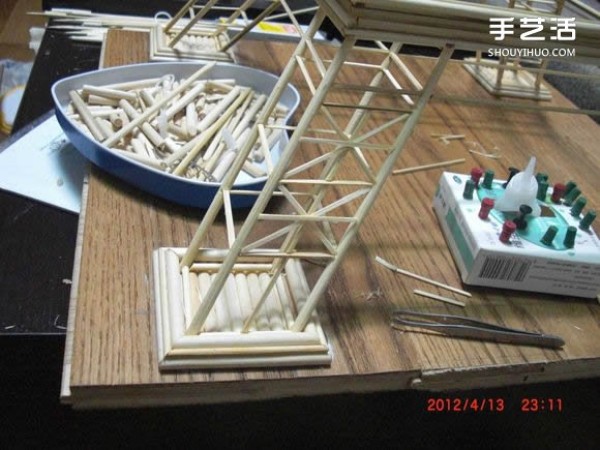 A detailed illustrated tutorial on making a model of the Eiffel Tower using chopsticks and bamboo skewers