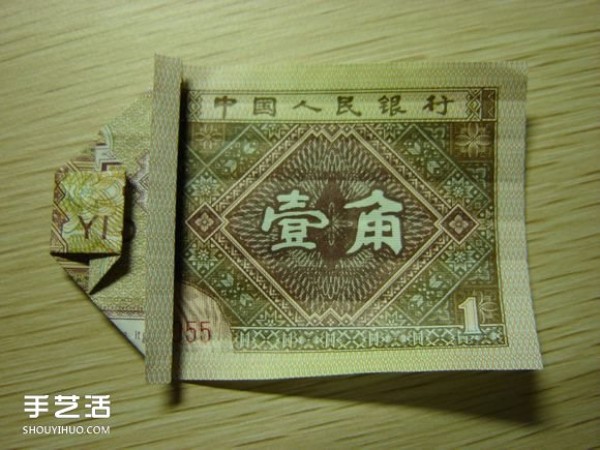 Paper money origami camera illustration and a detailed explanation of how to fold a dollar bill into a camera